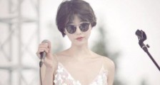 李亚鹏女友冰岛度假 身穿泳装跑温泉与平时画风大不同