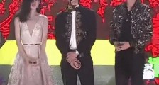 杨幂才是“合影杀手”,跟热巴同台,衬得对方像开了“肥胖”特效