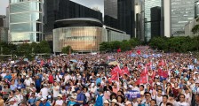 香港修改《逃犯条例》后续 17万港人冒雨集会支持香港警察除暴安良