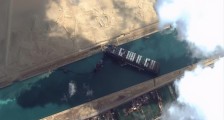 从“上帝视角”看苏伊士运河堵塞现状 中国卫星图像清晰显示船头位置