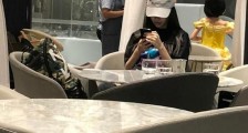 网友偶遇baby带小海绵用餐 目光专注满满都是爱