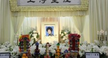 吴君丽设灵一片花海 佘诗曼罗家英汪明荃等送花牌