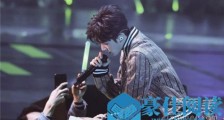 王源唱高音笑场 粉丝认为可爱却被网友diss不敬业