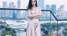 Angelababy身材有料,穿一袭丝绸连衣裙凹凸有致,小蛮腰细到吓人