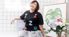 贾玲亲朱一龙人形立牌 网友喊话刘夫人你对得起刘德华吗