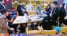 苏醒不愧为资深球迷 追光吧哥哥吃饭环节躲小帐篷里看球赛