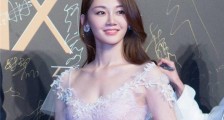 苗苗为半岁女儿做衣服 粉丝喊话赶紧复出拍戏