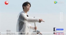 黄明昊唱rap向贾乃亮提中国新说唱 太尴尬了