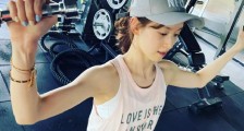 奶茶妹妹章泽天晒素颜健身照 网友:肌肉线条好看