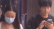扫黑风暴大江扮演者与老婆牵手压马路 两人有说有笑恩爱甜蜜