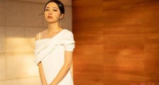 张靓颖与小男友深夜甜蜜泡吧 男方曾是其婚礼伴郎