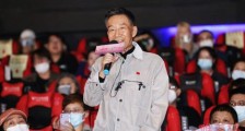 李雪健儿子导演作品上映 姚晨当场感动落泪