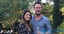 星爵老婆怀孕 小10岁老婆凯瑟琳与妈妈现身街头孕肚被拍