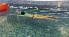 唐艺昕孕期游泳 准妈妈晒泳池照这一细节十分吸睛