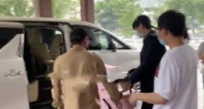 唐艺昕产女升级当妈 首次一家三口同框一细节热议
