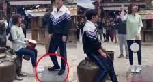 郭京飞王珞丹坐雕塑踩石碑 不文明行为引吐槽详情披露