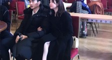 陈晓夫妇久违同框 挽手热聊太甜蜜让谣言不攻自破