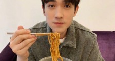 朱一龙吃热干面 隔着屏幕都能感受到热干面的美味