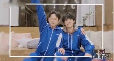 何炅千玺校服合照 何炅送易烊千玺师大附中校服原因很暖