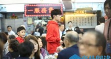 易烊千玺在身后怎么回事 粉丝偶遇偶像竟是这种反应