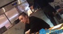 蒋劲夫现身快餐店 夫仔独自一人现身落寞背影引人心酸