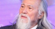 王德顺年轻照片简介资料 王德顺t台走秀赤裸上身秀好身材