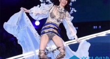 奚梦瑶摔跤事件 重重摔倒在地被搀扶起身引发热议【最新】