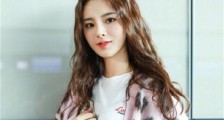杨超越晒机场街拍 粉色豹纹毛衣显气质美如花【图】