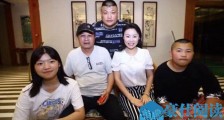 毕福剑与弟子聚会 现场照片曝光草帽姐一对儿女出境
