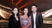 微博之夜李冰冰赵丽颖牵手似姐妹 赵丽颖露背黑丝裙引网友惊叹