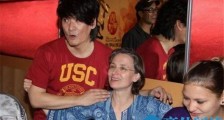 周华健老婆康粹兰背景介绍 这个美国老太婆原来还是学霸