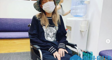 容祖儿膝盖水肿严重 一碰就疼到哭暂且不能下床行走