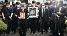 美媒:首尔市长自杀后前女秘书发声诉虐待性骚扰 称遭网络喷子人肉压力大