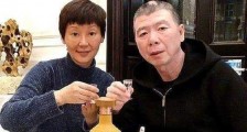 冯小刚饭局照曝光,被“大佬”搂在怀里很恭敬,徐帆在一旁不敢插嘴