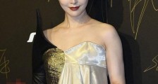 范冰冰参加晚会疑受白眼,姚晨和她合影的表情令人遐想,主演电影被除名