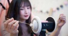睡不着的年轻人,与难逃软色情的“哄睡师”