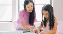 月薪5万的“住家教师”火了:清北硕士齐入行,安放课外培训退潮后的教育焦虑?