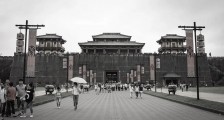 娱乐圈打工人,在边缘进出无门