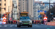 不停跑，不停电，沃尔沃XC40纯电版成为上海马拉松官方计时车