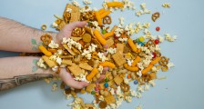 三只松鼠、来伊份、良品铺子半年报PK,谁是零食第一股?