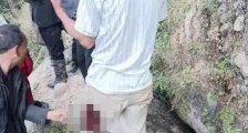 男子上山找羊遭熊袭击 30余人前去救援，轮流把他背下山