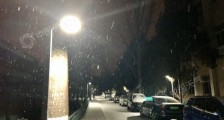 北京迎来2021年首场降雪 道路湿滑需注意安全