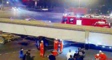 好险!越野车遭“移动桥梁”削头 驾驶员仅受轻伤