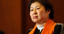 收废纸起家,遭黑道恐吓,她硬是搞出390亿大生意