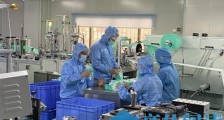江门这群志愿者每天工作12个小时协助口罩生产
