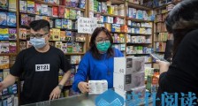 美媒:香港人因新冠疫情抢购口罩 分分钟在涨价店员叫大家别囤积