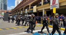 美媒:马尼拉高档商场保安被辞退后持枪伤人绑架30名人质