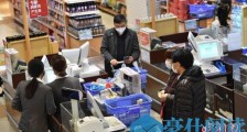 一口气吃2斤肉串买50支口红 报复性消费真来了?