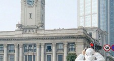 这是今天10点的武汉!武汉江汉关大楼下半旗 市民江滩唱起国歌 悼念新冠肺炎疫情牺牲烈士和逝世同胞!
