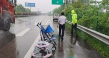 小货车高速路上故障 司机用婴儿车当“警示牌”!